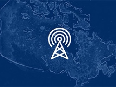 A white connectivity icon displayed over a blue map of Canada./Une icône de connectivité blanche affichée sur une carte bleue du Canada.
