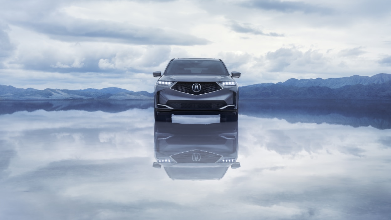 Vue latérale d’un MDX violet dans une pièce élégante et lumineuse.