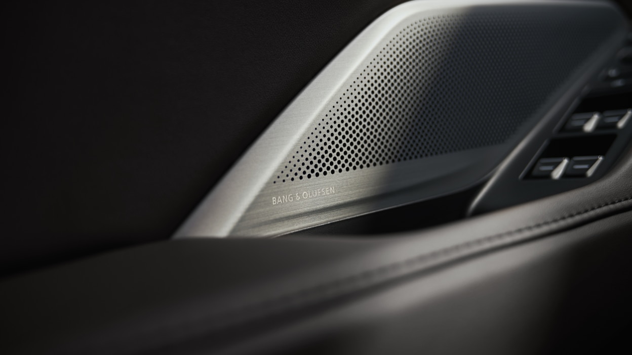 Une porte ouverte du côté conducteur révèle l’emblème A-SPEC dans le bas du cadre de porte.